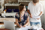 Это изображение имеет пустой атрибут alt; его имя файла - couple-managing-budget-together-kitchen_273609-4869-1024x683.jpg