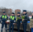 Полицейские Ленинского округа подарили цветы женщинам-водителям - Ленинский городской округ