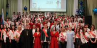 Около 100 выпускников услышали последний звонок в школе № 7 в Видном - Ленинский городской округ